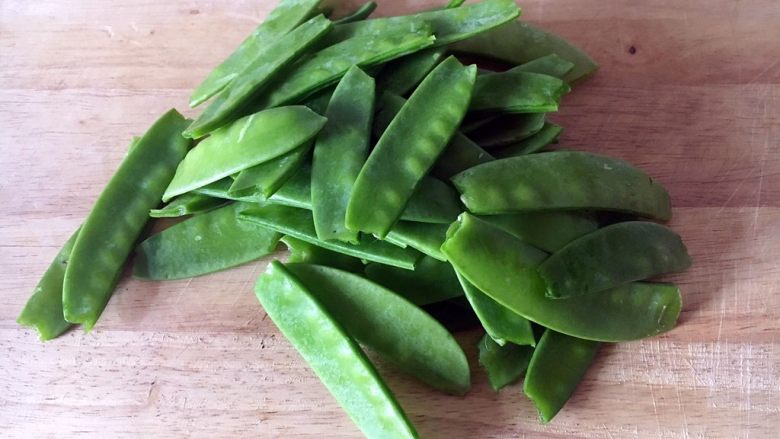 美味小炒 肉片炒荷兰豆,将荷兰豆清洗干净，两头的筋撕掉。