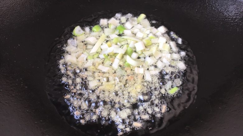 美味小炒 肉片炒荷兰豆,热锅凉油，放入姜末葱花爆香。