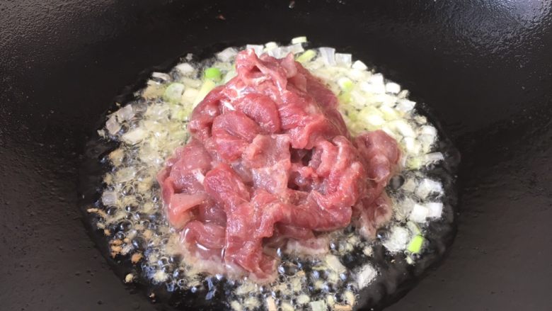 美味小炒 肉片炒荷兰豆,放入瘦肉片。