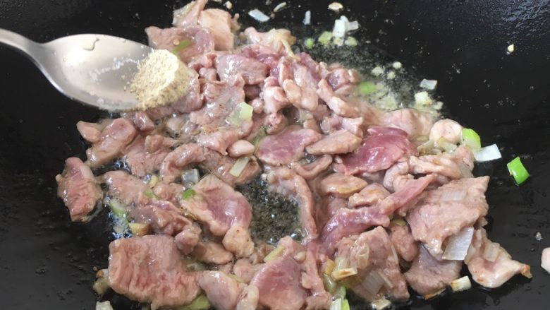 美味小炒 肉片炒荷兰豆,迅速滑炒至颜色变浅，放入少许的白胡椒粉。