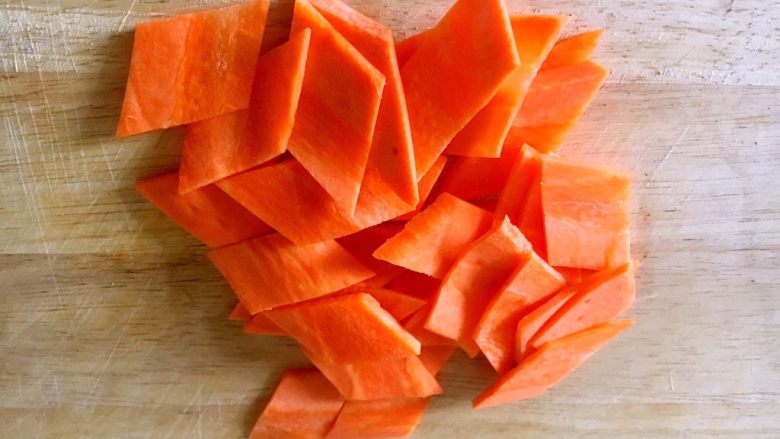 美味小炒 肉片炒荷兰豆,<a style='color:red;display:inline-block;' href='/shicai/ 25'>胡萝卜</a>切成薄片。