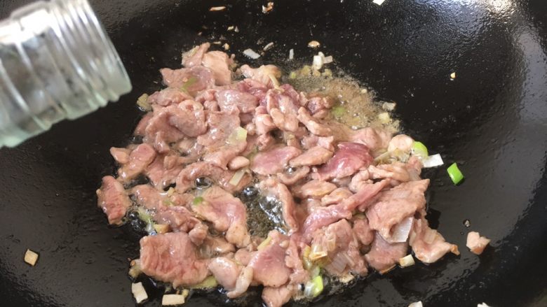 美味小炒 肉片炒荷兰豆,放入1勺的料酒。