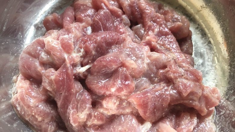 美味小炒 肉片炒荷兰豆,瘦肉片加少许<a style='color:red;display:inline-block;' href='/shicai/ 134296'>白胡椒粉</a>、生抽、料酒，1勺淀粉抓匀备用。