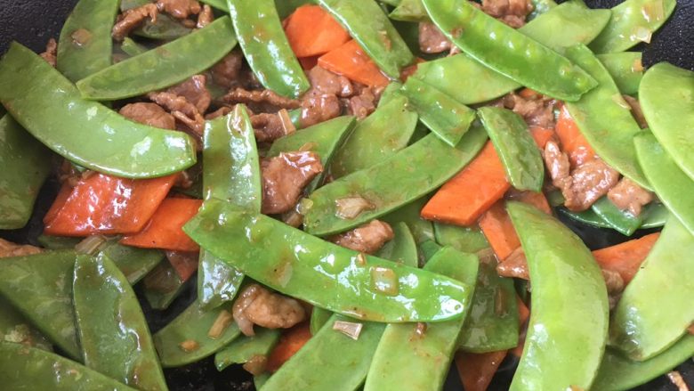 美味小炒 肉片炒荷兰豆,先后放入胡萝卜片和荷兰豆，翻炒至荷兰豆熟透。