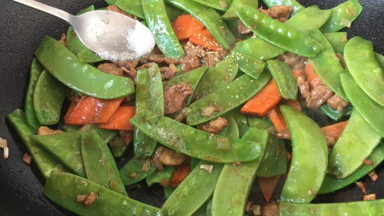 美味小炒 肉片炒荷兰豆,放入一点点的<a style='color:red;display:inline-block;' href='/shicai/ 3729'>白糖</a>，翻炒均匀即可。