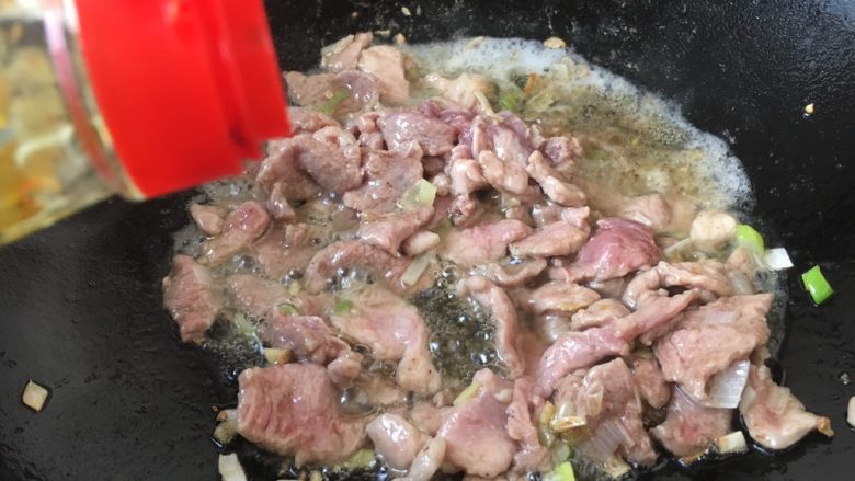 美味小炒 肉片炒荷兰豆,放入1勺的<a style='color:red;display:inline-block;' href='/shicai/ 692'>酱油</a>，翻炒均匀。