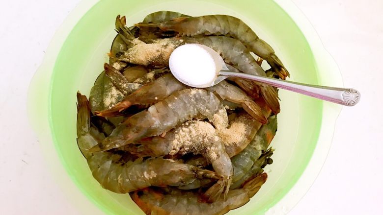 美味小零食 香酥烤虾,加入3克精盐