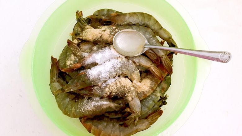 美味小零食 香酥烤虾,加入1勺<a style='color:red;display:inline-block;' href='/shicai/ 919'>柠檬汁</a>