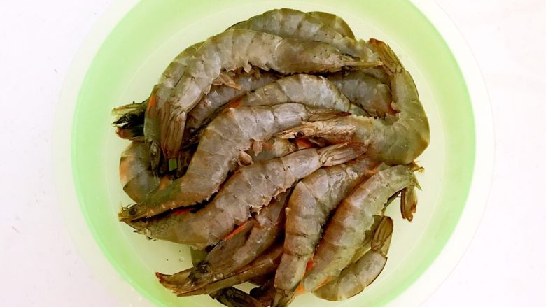 美味小零食 香酥烤虾,充分调匀后静止入味60分钟