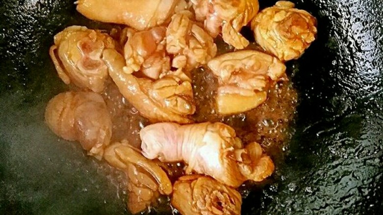 蛤蜊鸡,将腌好的鸡肉下锅,均匀炒上焦糖色。