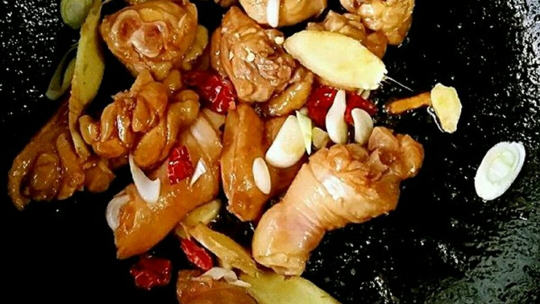 蛤蜊鸡,然后加入葱姜蒜干辣椒一起翻炒均匀。