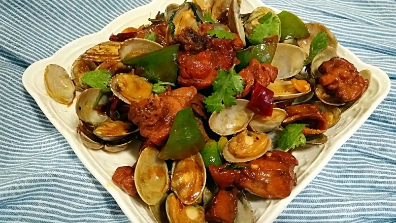 蛤蜊鸡,加入<a style='color:red;display:inline-block;' href='/shicai/ 194'>蛤蜊</a>和青椒一起大火翻炒，<a style='color:red;display:inline-block;' href='/shicai/ 194'>蛤蜊</a>开口就好了，撒上香菜出锅。