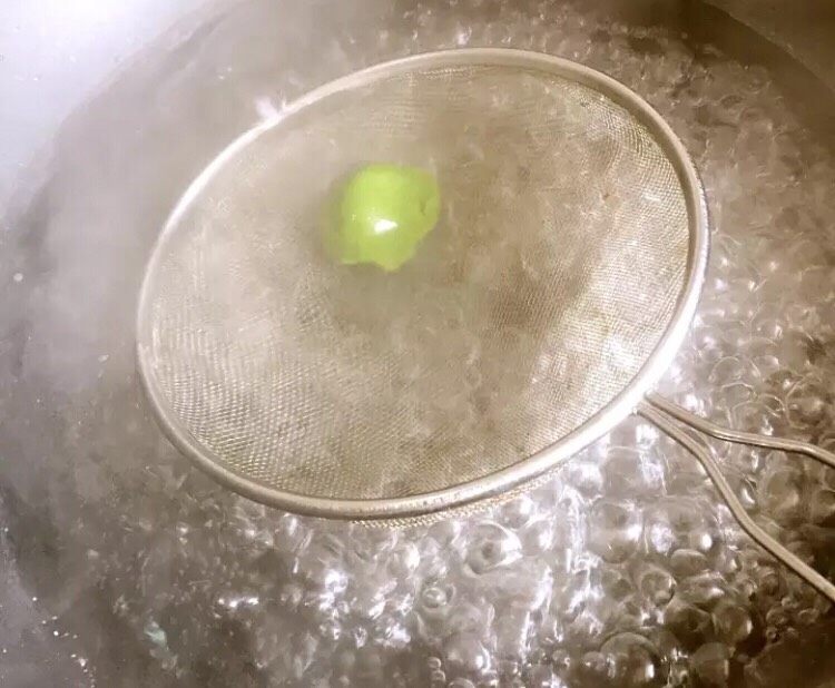 草稿1519690510,2.糯米粉揉成大团子(根据自己的感觉,糯米团慢慢结合,不要太硬,不然造型会开裂。)团子揉在手里有点软的。