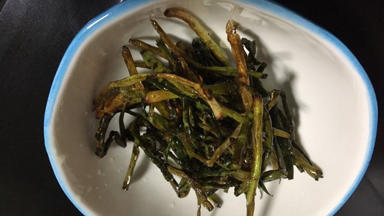 简单易做的葱油拌面🍜,把榨干的小葱捞起来