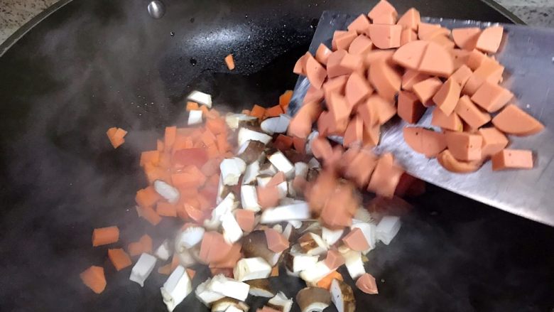 杂蔬~意大利面,再加入香菇火腿肠炒三分钟