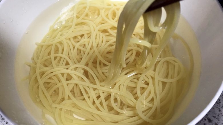 杂蔬~意大利面,煮好的意面放入冷水中浸一下捞出