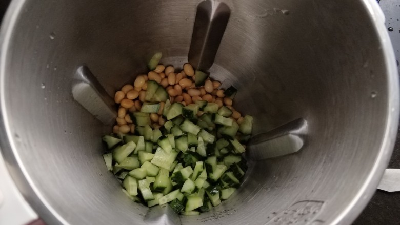 春天的味道 黄瓜豆浆,放入豆浆机。