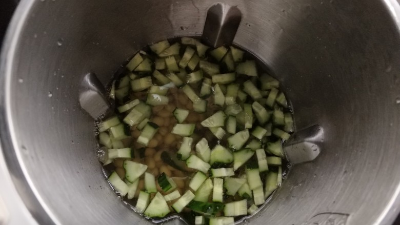 春天的味道 黄瓜豆浆,加水,水量不低于最低刻度线,不高于最高刻度线。