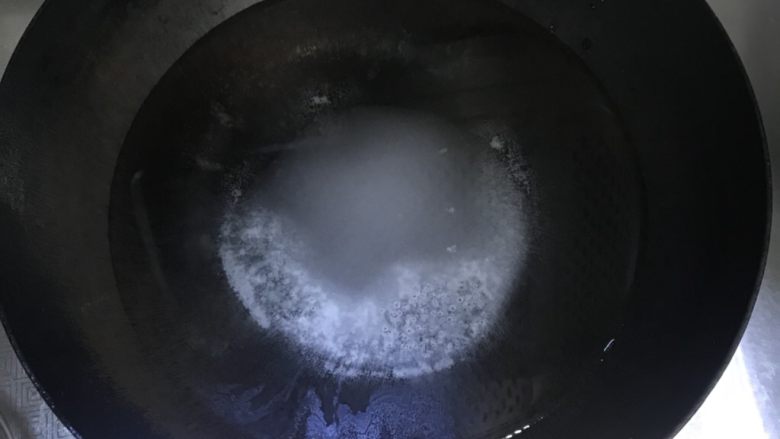 全麦贝果,糖水要提前几分钟煮好,煮至 接近全开关小火保持水温在92 度左右(这时候烤箱开始预热上下火200度)