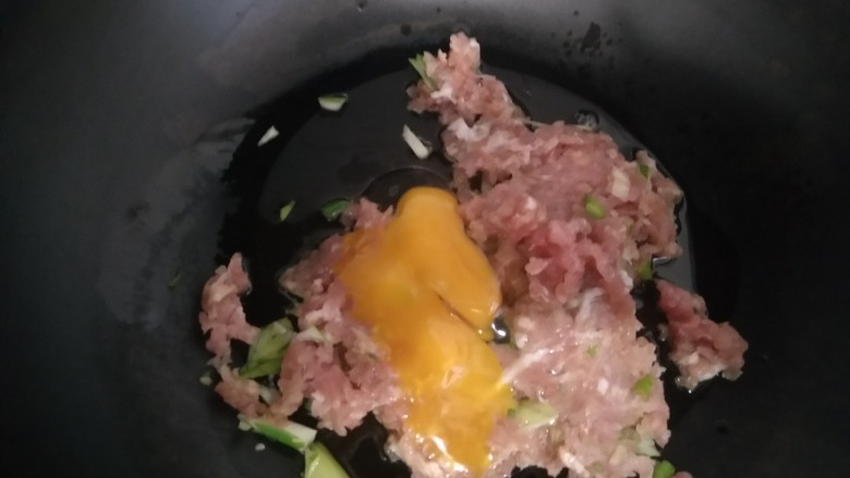 家常馅饼~快手早餐,磕入一颗鸡蛋,放一勺蚝油,<a style='color:red;display:inline-block;' href='/shicai/ 829'>十三香</a>,食用盐,香油搅拌。