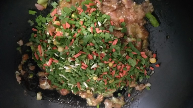 家常馅饼~快手早餐,倒入韭菜,胡萝卜丁。