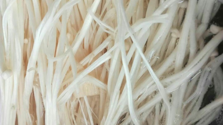 捞拌什锦(附捞汁的做法),金针菇撕开。