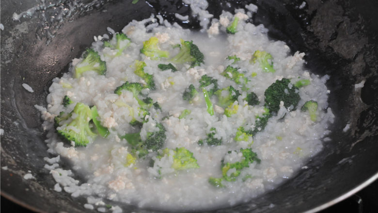 春意盎然鸡肉粥,放入<a style='color:red;display:inline-block;' href='/shicai/ 94'>鸡肉</a>泥,煮至肉泥变色后将西兰花加进去,将西兰花煮熟