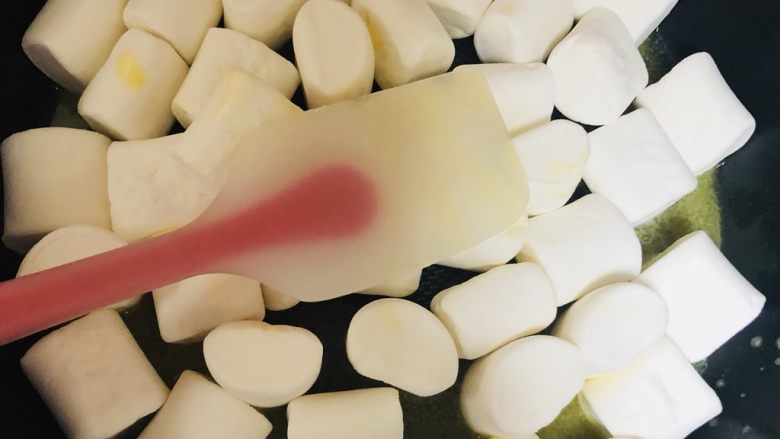 糖豆家自制草莓巴旦木牛轧糖,黄油全部融化后,加入棉花糖