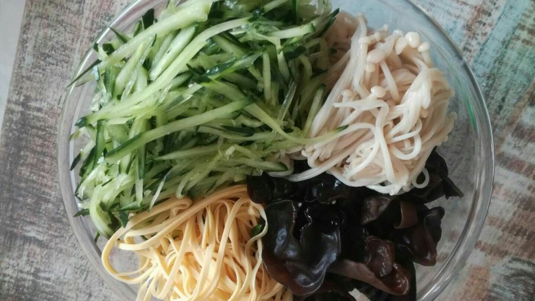 捞拌什锦(附捞汁的做法),把准备好的菜放入大碗里面待用,建议在大一点的碗,我这个有些偏小。放一旁待用,开始准备捞汁。