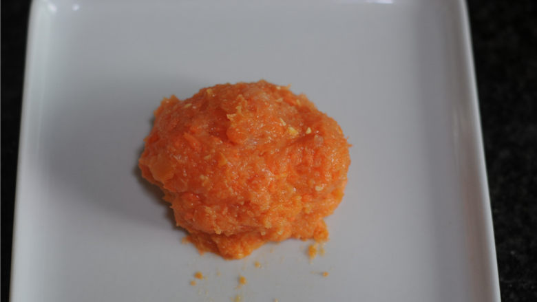 灯笼胡萝卜鸡肉泥,将打好的<a style='color:red;display:inline-block;' href='/shicai/ 40875'>鸡肉泥</a>舀起来,放在盘子里
