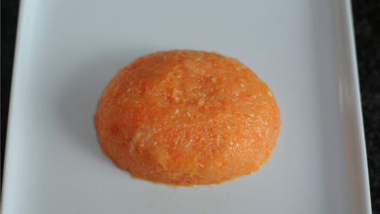 灯笼胡萝卜鸡肉泥,用勺子底部蘸水,将表面抹平