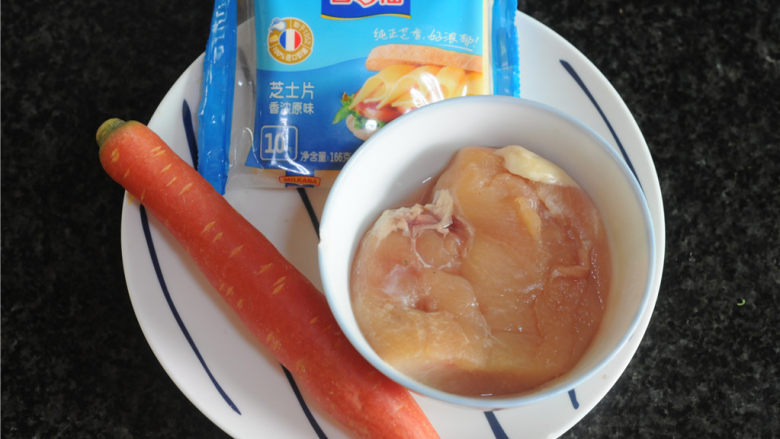 灯笼胡萝卜鸡肉泥,所有的食材准备好