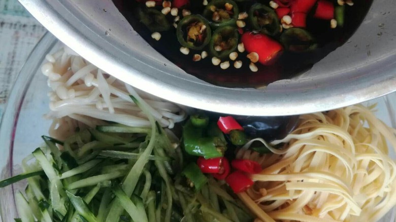 捞拌什锦(附捞汁的做法),然后再把调好的汤汁直接淋在原料上面。