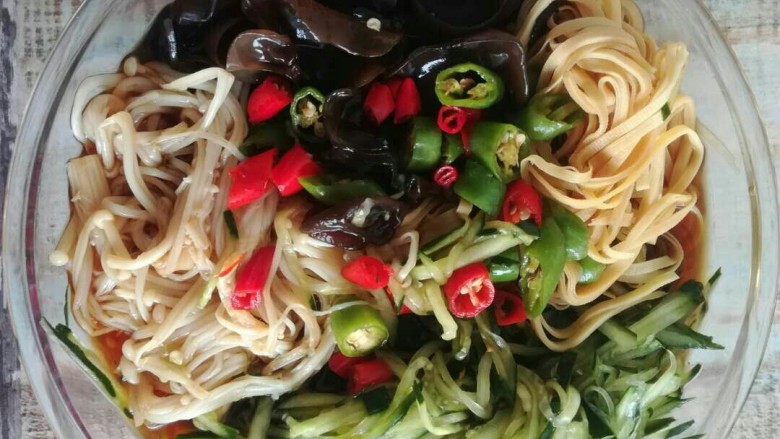 捞拌什锦(附捞汁的做法),捞汁用多少大家随意,自己家吃少一些,能拌开就可以,我喜欢捞着吃, 就多放一些。。