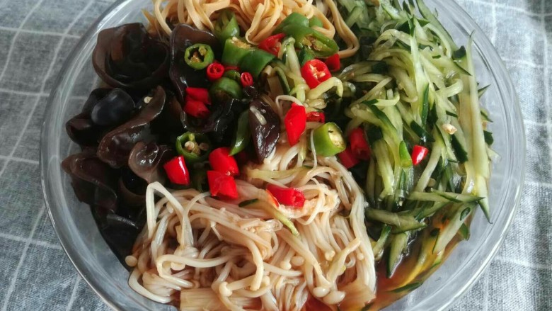 捞拌什锦(附捞汁的做法),如果是现吃浓度就高一点,少稀释一些水。