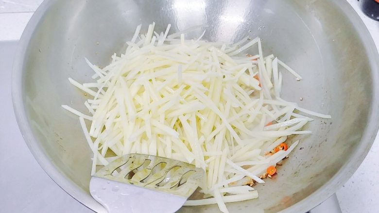 红黄绿&酸辣土豆丝,倒入沥好水的土豆丝,翻炒。
