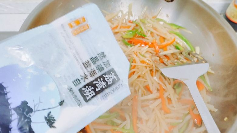 红黄绿&酸辣土豆丝,土豆丝翻炒到全透明的时候,加盐等其他调料。
