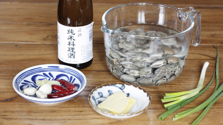 深夜食堂之酒蒸花蛤,准备好所有材料,喜欢辣一点的可以把红干椒的量增加一点,酒用的是日本的纯米料理酒,也可以直接用家里的白酒