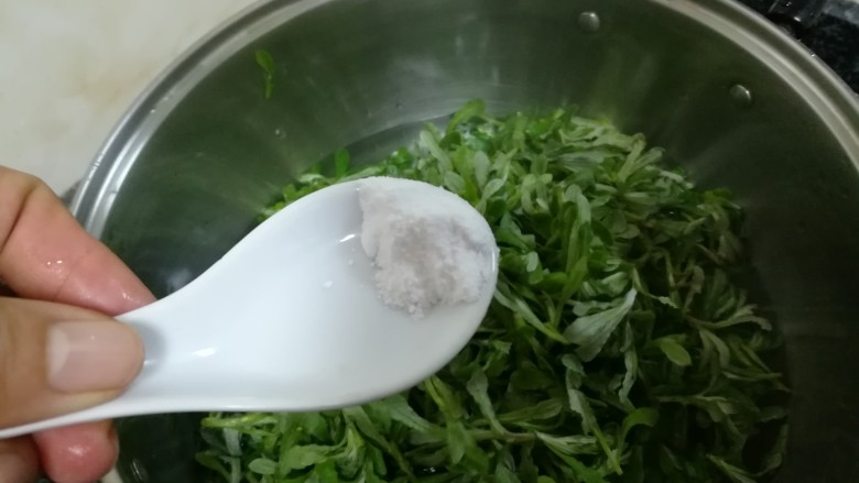 颜值超高的蛋黄青团,水开后,黄花艾下锅后加一点点碱面。
有料理机的朋友,可以不要加,直接打就好了。