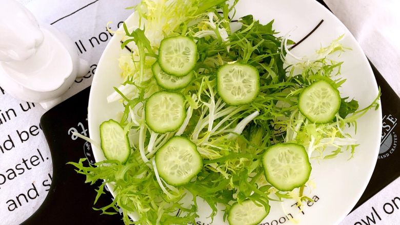 轻食-低卡路里金枪鱼藜麦沙拉🥗,配上硬质蔬菜,<a style='color:red;display:inline-block;' href='/shicai/ 3488'>小黄瓜</a>切片。