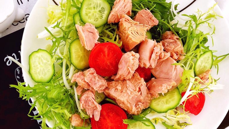 轻食-低卡路里金枪鱼藜麦沙拉🥗,加入金枪鱼,需要沥干油浸金枪鱼的汤汁只留下金枪鱼肉。