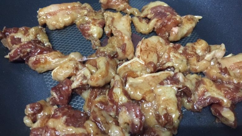 头菜炒五花肉,中火热锅,五花肉放锅里