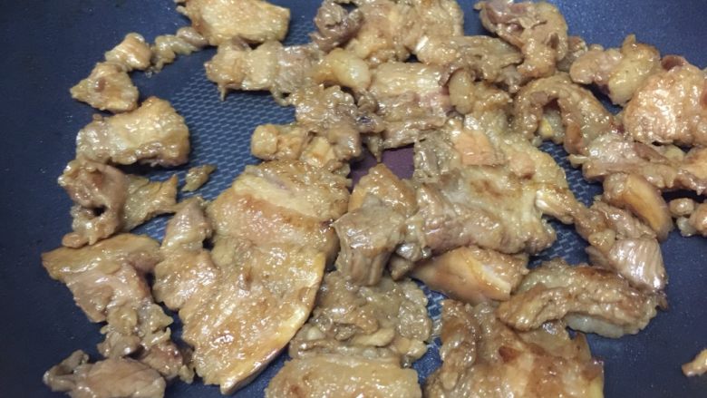 头菜炒五花肉,炒熟,捞起备用