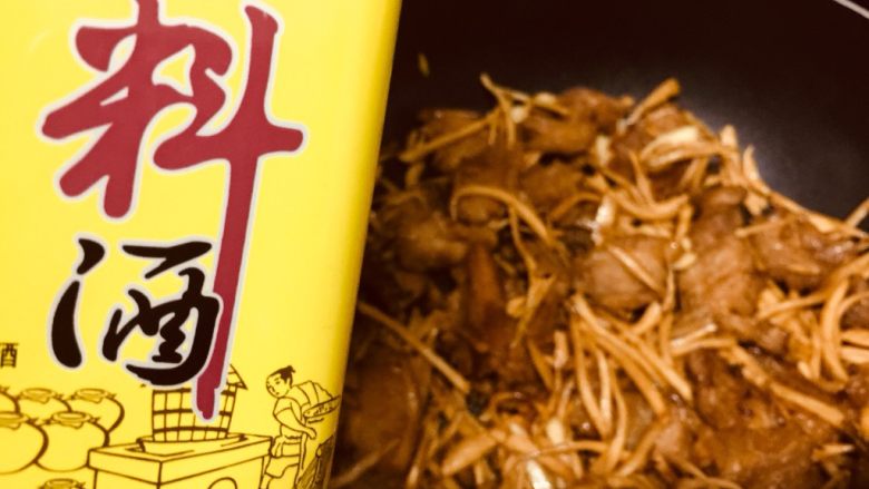 头菜炒五花肉,再翻炒均匀,然后撒入一点料酒