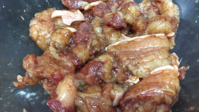 头菜炒五花肉,搅拌均匀,腌制1小时