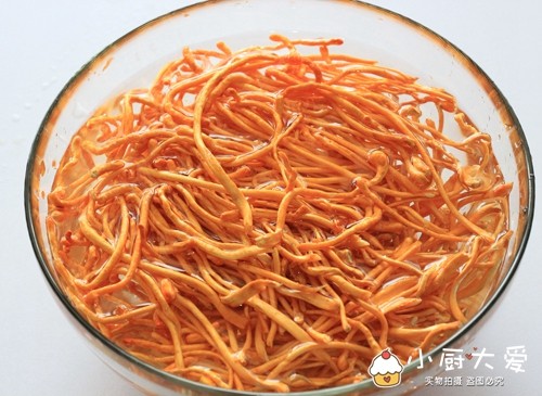 初春爽口滋补小菜----鲜椒虫草花,用清水浸泡十分钟后清洗干净