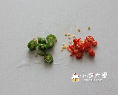 初春爽口滋补小菜----鲜椒虫草花,<a style='color:red;display:inline-block;' href='/shicai/ 82'>小米椒</a>与青美人椒切成小圈
