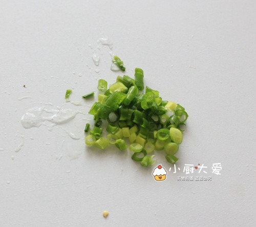 初春爽口滋补小菜----鲜椒虫草花,葱切成小葱花