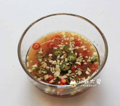 初春爽口滋补小菜----鲜椒虫草花,把除葱以外的原料放入碗里,加上<a style='color:red;display:inline-block;' href='/shicai/ 768'>香醋</a>,香油等调料调和成调料汁。