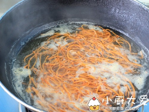 初春爽口滋补小菜----鲜椒虫草花,清洗干净后的虫草花,放入烧开的水中进行焯水